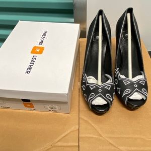 Black leather, embroidered peep toed pumps